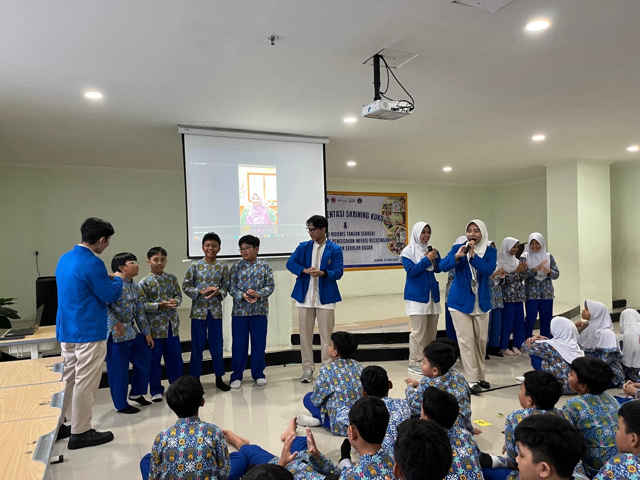 Dosen dan Mahasiswa UMP Edukasi Siswa SD Cegah Kecacingan Melalui Skrining Kuku dan Cuci Tangan